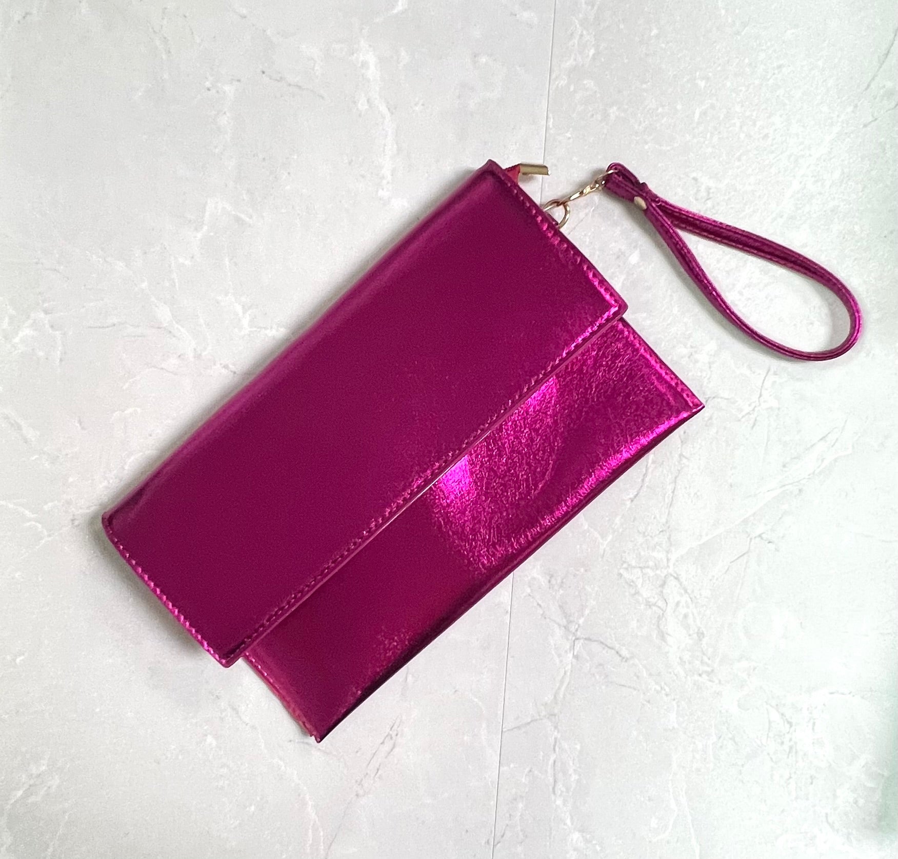 Envelope metallic clutch