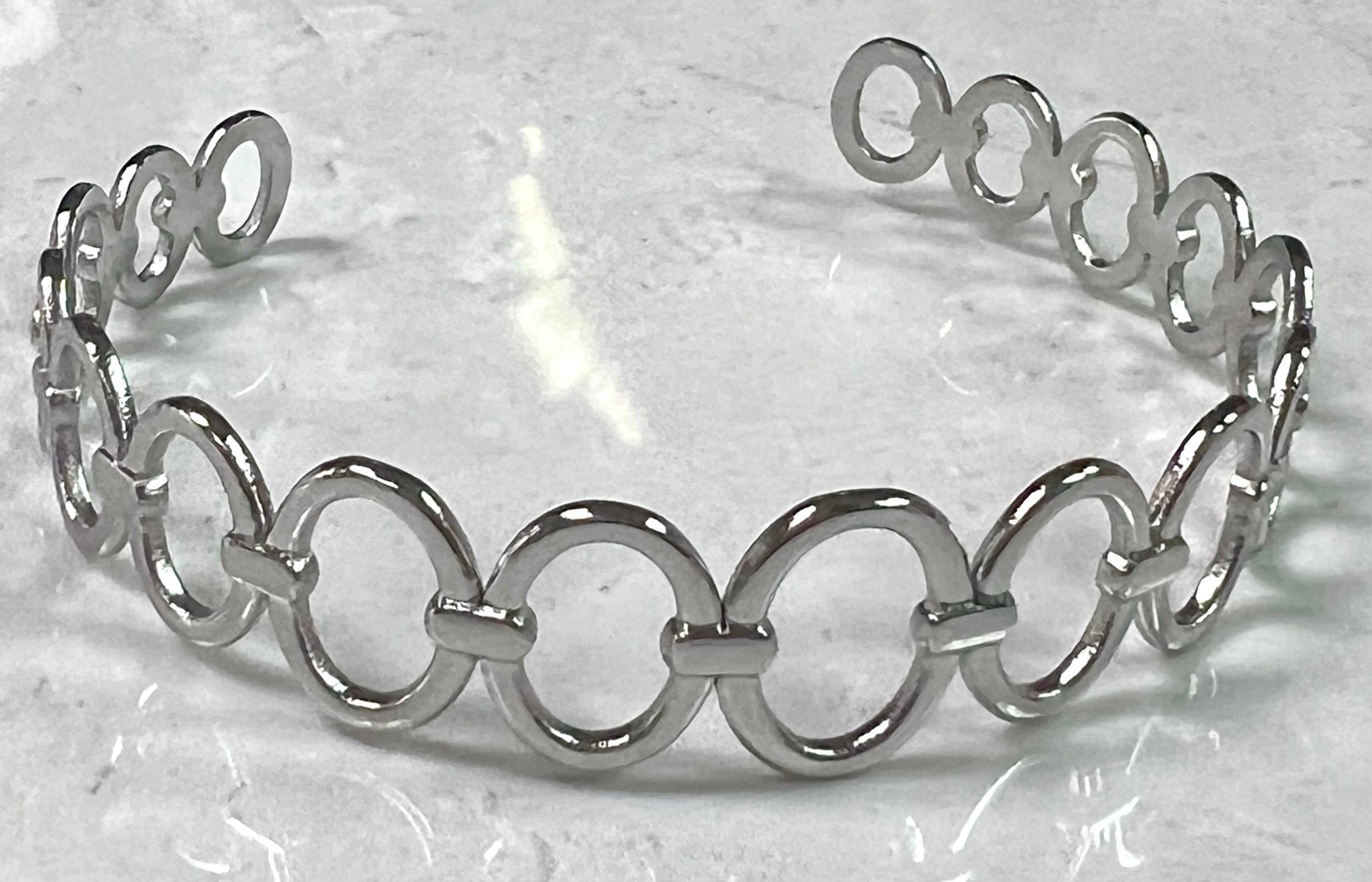 Stainless steel circles bangle
