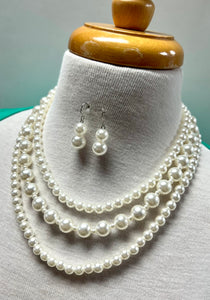 Layered pearls necklace